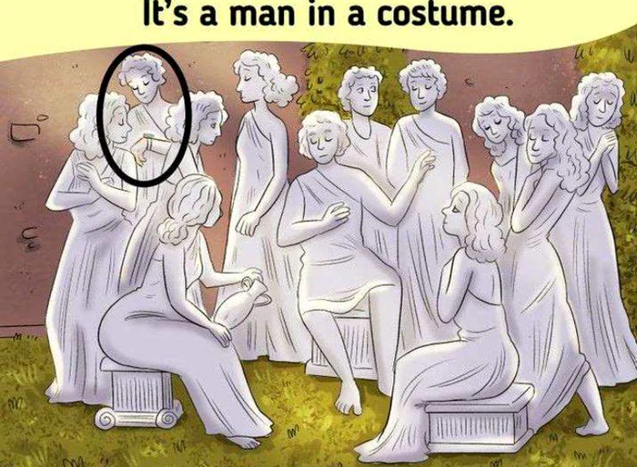 A férfi a szobrok között az órára néz / fotó: közösségi oldal