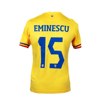 A román kultúrából fontos nevek jelennek meg a válogatott mezeken