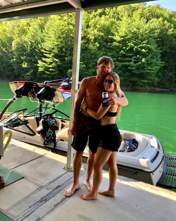 Sarah Spiro (27) &eacute;s Brandon Jones (40) im&aacute;dja a v&iacute;zi sportokat (Fot&oacute;: Instagram)