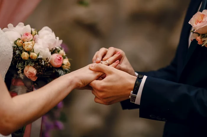 A vőleg&eacute;nyt az esk&uuml;vő alatt letart&oacute;ztatt&aacute;k