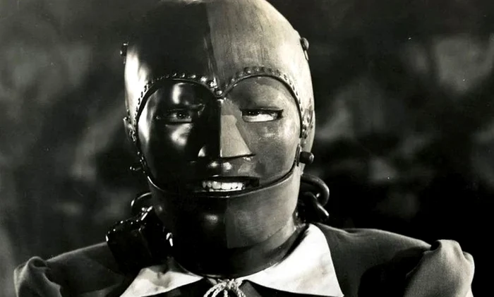 A titokba burkolt vasmaszkos ember kil&eacute;te / fot&oacute;: Kattintson az Arch&iacute;vumra!