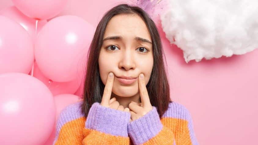 Hamis mosoly illusztráció (Freepik/wayhomestudio)