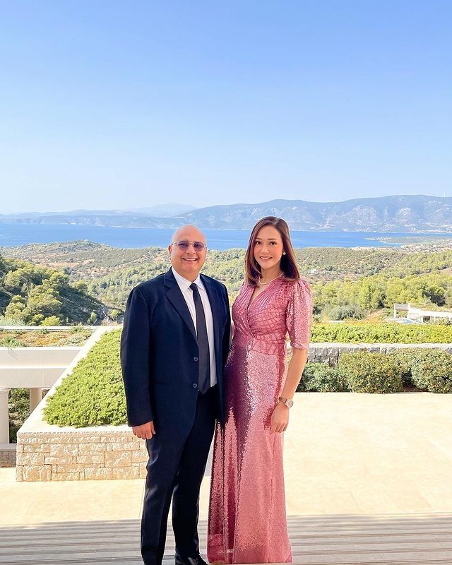 A pillanat Irwan Mussry adományoz (Instagram/@maiaestiantyreal)