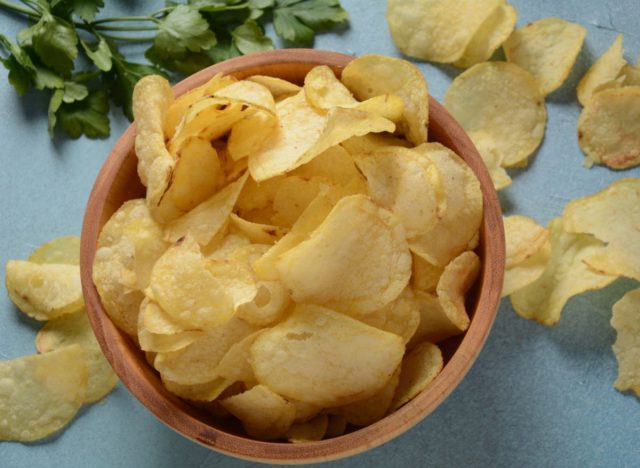 tál chips, a hasi zsírt okozó gyulladásos ételek fogalma