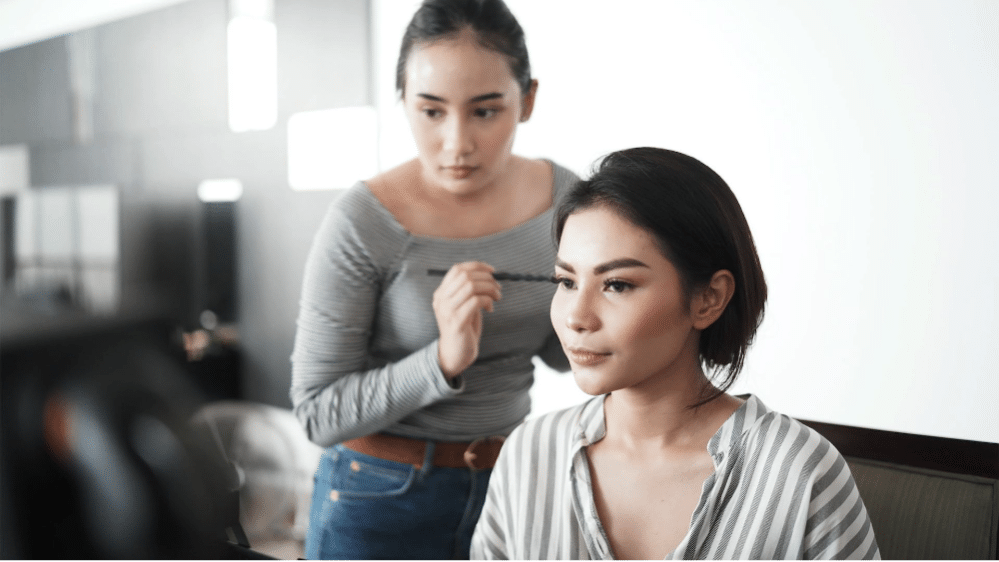 Illusztráció arról, hogy valaki személyes színtesztet végez (Unsplash/Rendy Novantino)