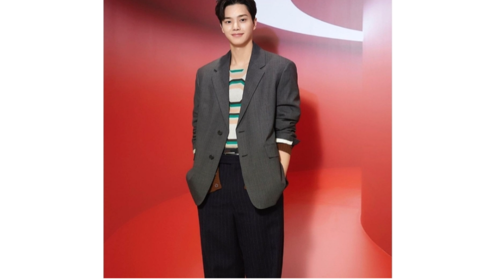 elegáns alkalmi ruha Song Kang (instagram.com/songkang_b)