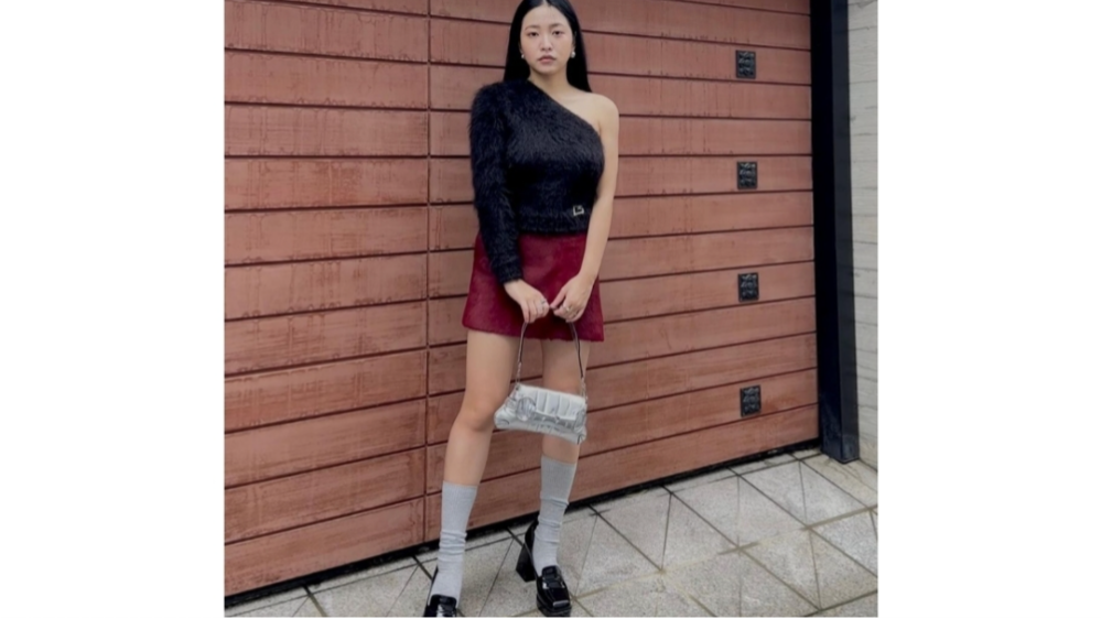 Yeri Red Velvet stílusú miniszoknya outfit ötlet (instagram.com/yerimiese)