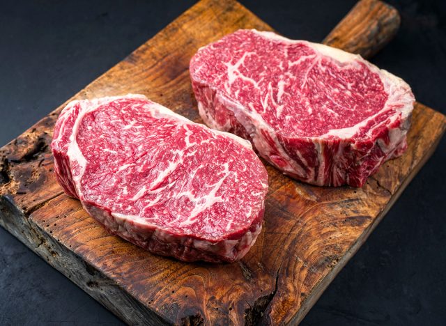 Nyers, száraz érlelt wagyu entrecote marha steak