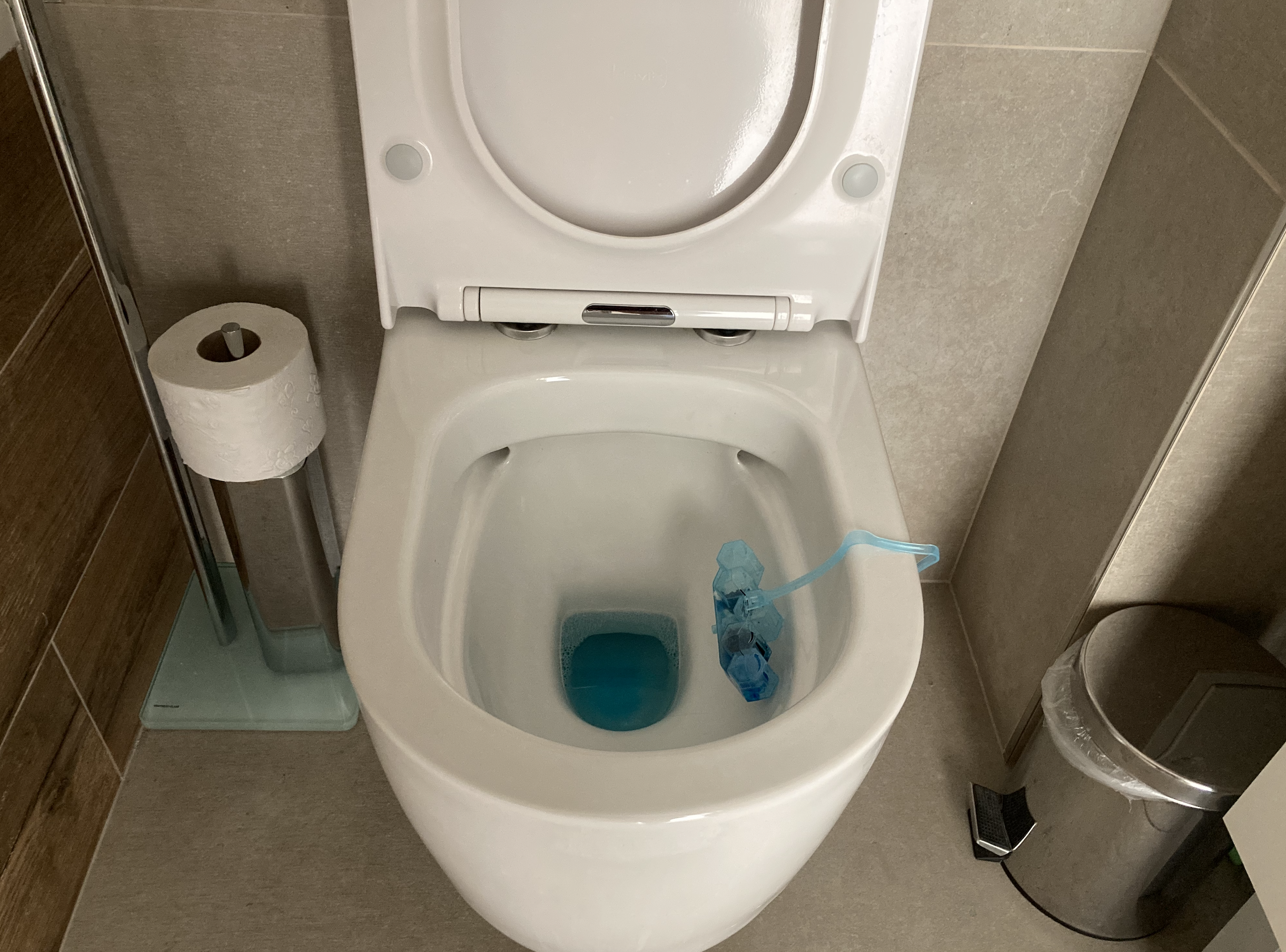 Szállodai trükk a tökéletesen tiszta WC-hez: Adjon hozzá 3 KANÁL ebből a készítményből a vízhez, és máris remek tisztítószert kap!