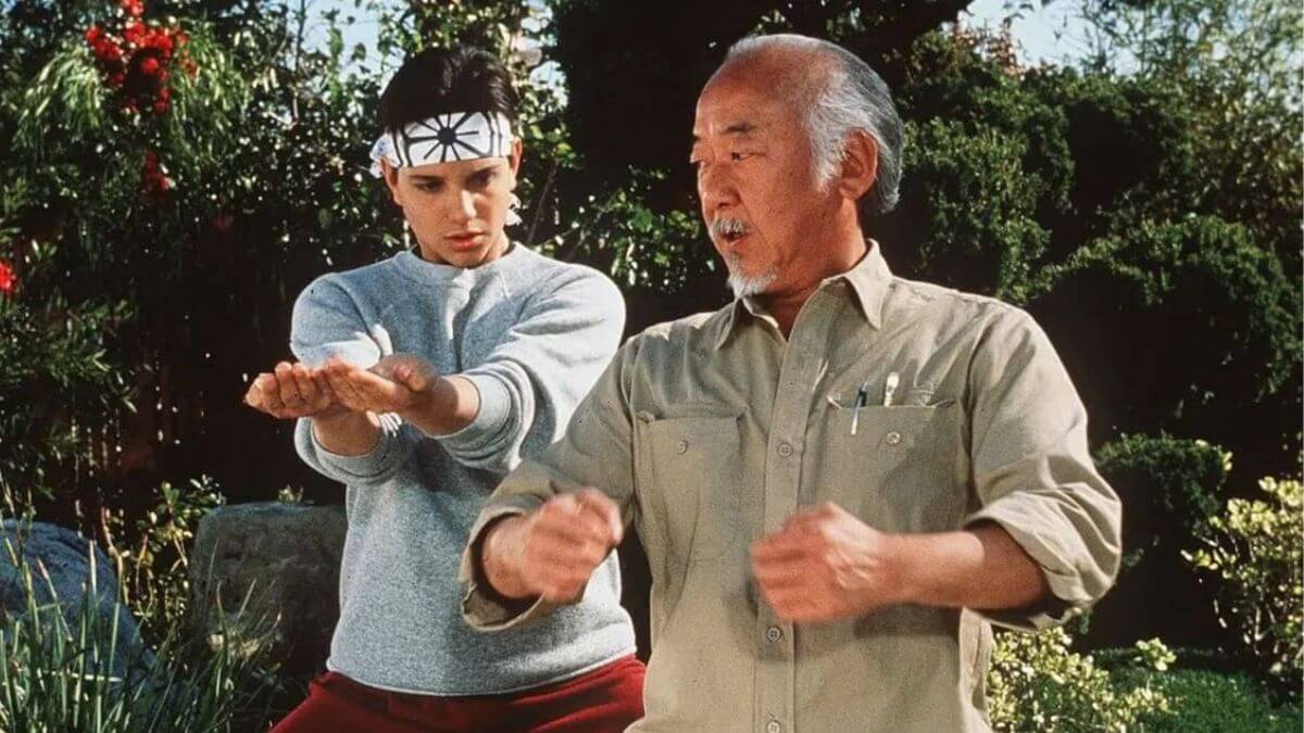 Daniel és Miyagi, a „The Karate Kid” film szereplői a szabadban harcolnak