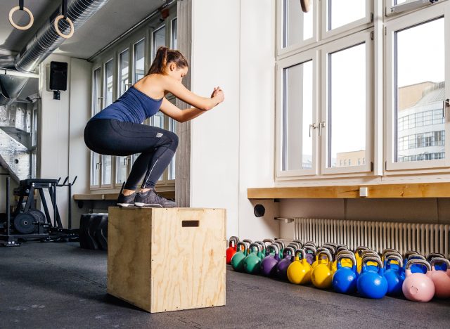 nő csinál box jump, fogyás nőknek