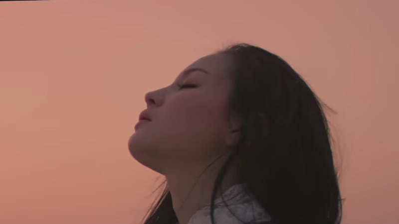 Breathe – Lee Hi (YouTube/Lee Hi – Breathe)