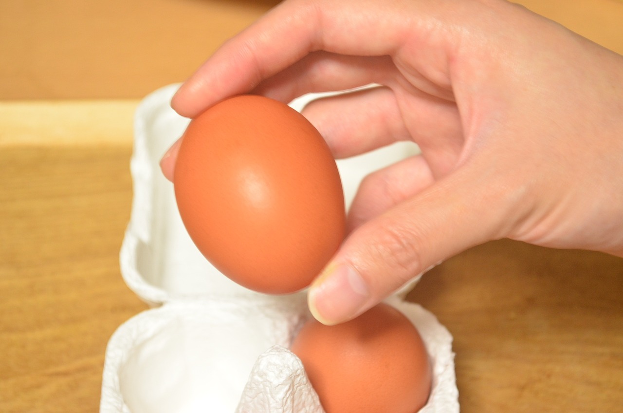 A tojásokat megszórom sóval, és évek óta így csinálom: Ügyes háziasszonyok zseniális trükkje!