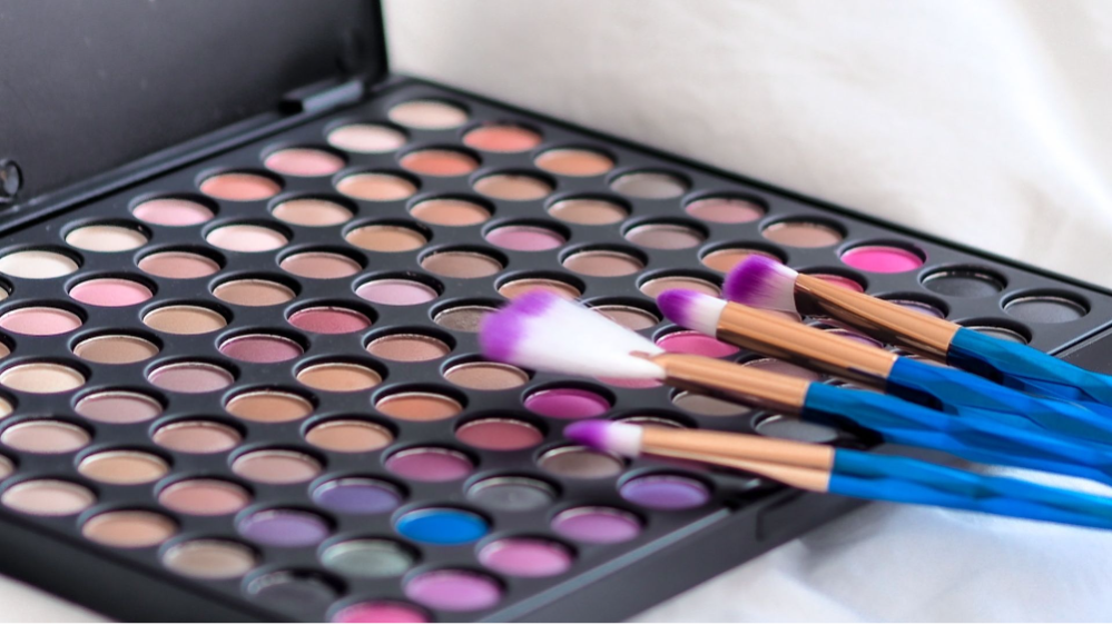 Illusztráció egy személyes színtesztről sminkhez (Unsplash/Laura Chouette)