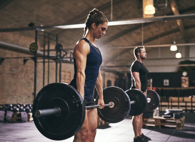 fitt nő deadlift, testrekompozíciós gyakorlatokat végez