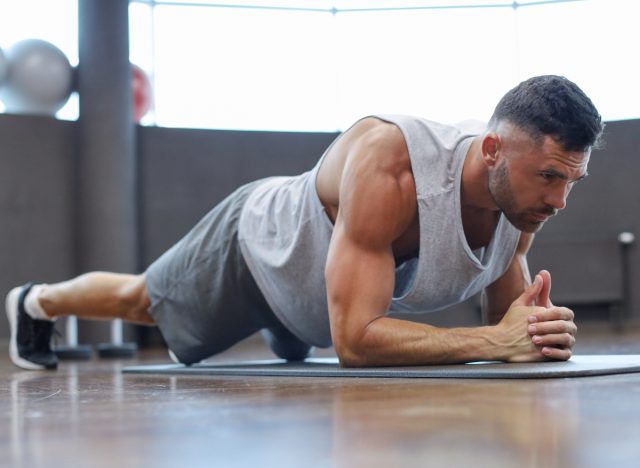 fitness ember teljesítő alkar deszka gyakorlat olvad a téli bél