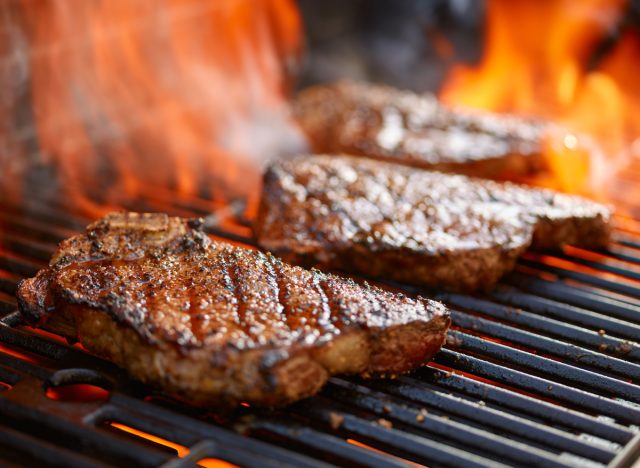 steak grillezés lángoló grillen