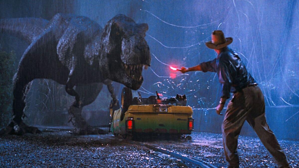 Jelenet a „Jurassic Park” című film főszereplőiről, akik egy dinoszaurusz ellen küzdenek