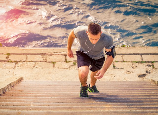 férfi fitnesz lépcsőzés, olyan edzések bemutatása, amelyekkel minden nap sétálhatsz