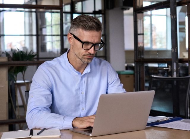 ember gépel a laptop asztalnál, asztal beállítása