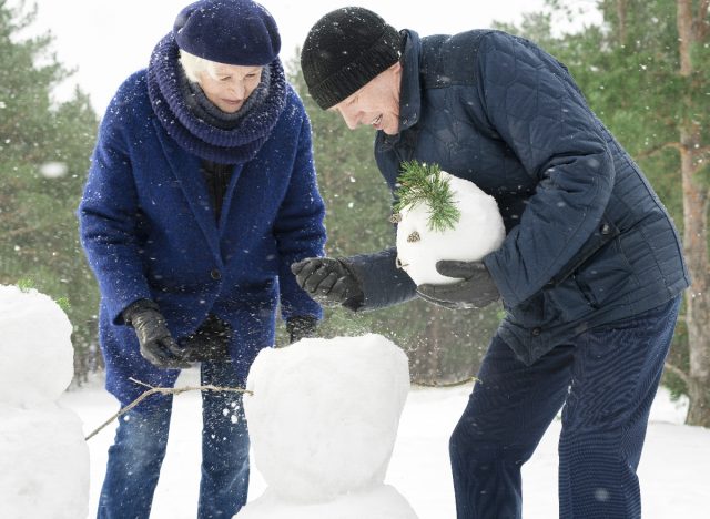 érett pár épület hóember