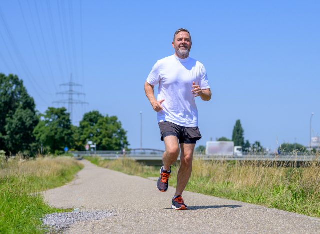 érett férfi sprint a szabadban, gyakorlatok koncepciója, amelyeket 50 év után kerülni kell