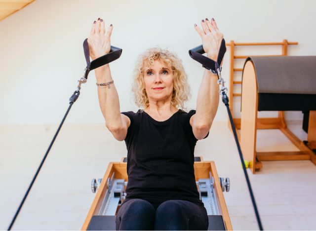 érett vezető nő a Pilates reformeren