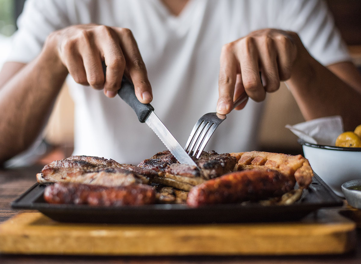 ember vágott steak, villával és késsel