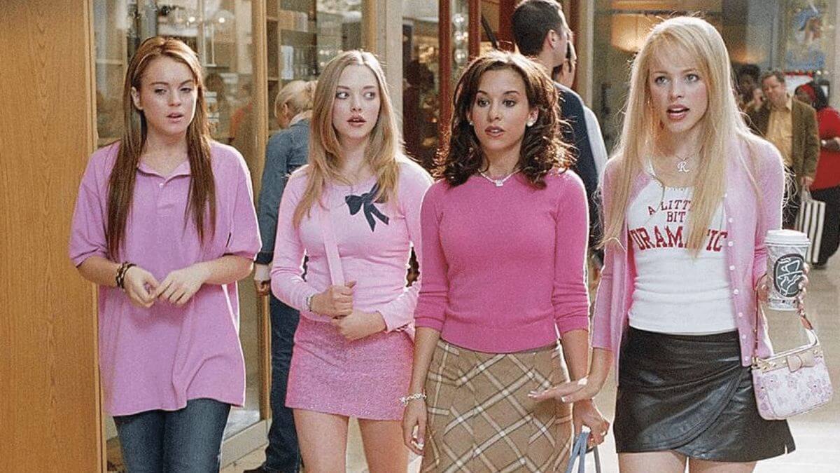 A 'Mean Girls' című film szereplői rózsaszínbe öltözve sétálnak egy bevásárlóközpontban