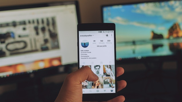 Közösségi média telefon-illusztráció (Pixabay.com/Erik Lucatero)