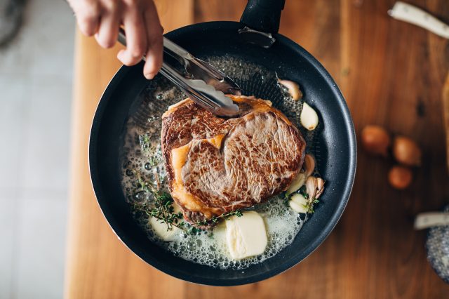 séf sült steak vajjal és kakukkfűvel