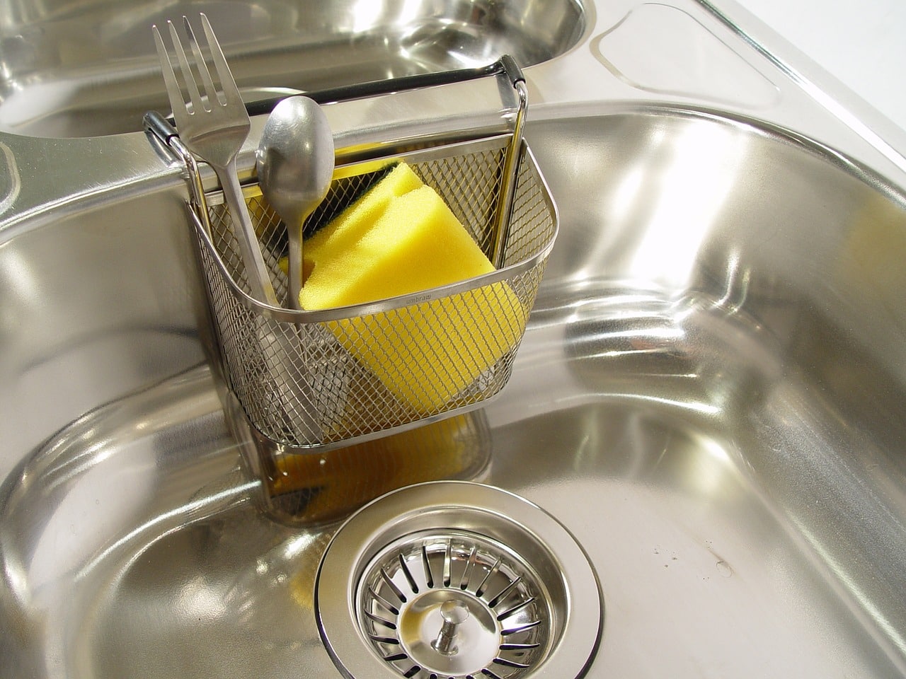 Helyezze a mosogatógép kapszulát a mosogatóba, és öntsön rá forrásban lévő vizet!