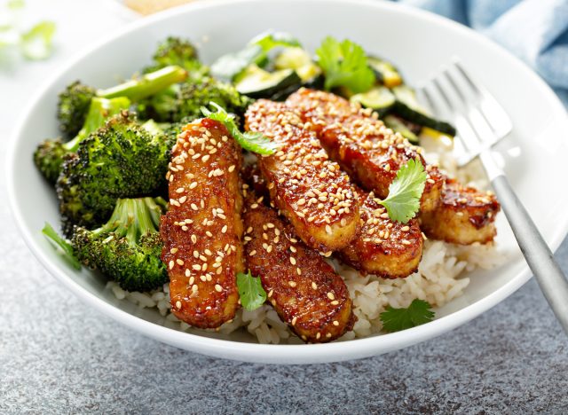 Teriyaki tempeh vegán vacsora