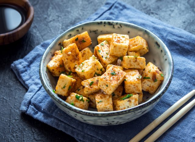 tofu négyzetek a tálban, fehérje ételek a fogyásért