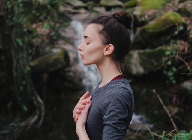 nő csinál légzőgyakorlatokat a stressz kezelésére