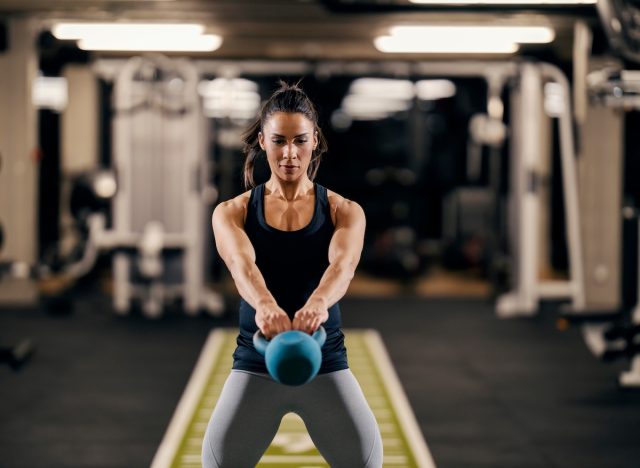 fitt nő kettlebell-hintázással, gyakorlatok koncepciója, hogy 30 nap alatt fogyjon le a derekáról