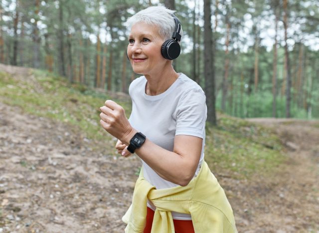 fitnesz nő erdőben, erőséta, egyszerű módszerek a fogyáshoz, amikor még csak most kezded