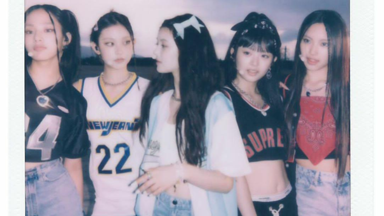 Jersey öltözék illusztráció (Instagram/newjeans_official)