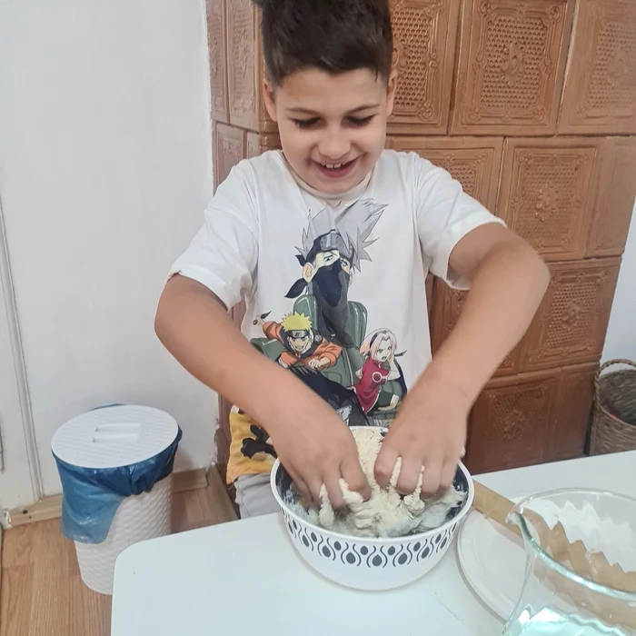 A gyerekek az általuk készített tárgyakkal mennek haza. FOTÓ Lucia Mihai