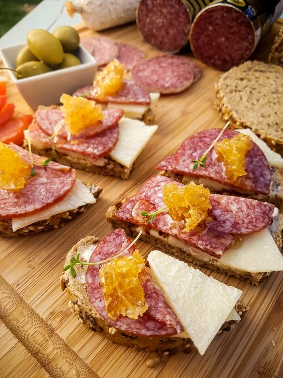 Salami de Sibiu: foodstyling Romana Rista Photo Személyes archívum