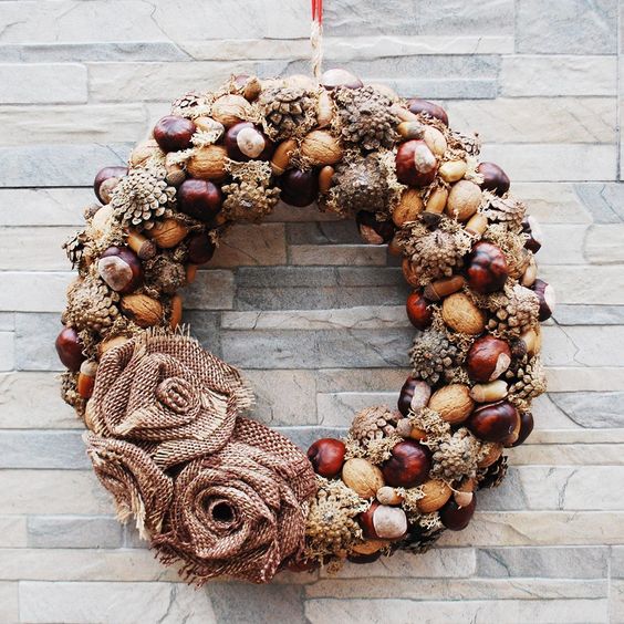 Természetes koszorú bejárati ajtóhoz egész évben, Parasztház barna ajtódekor, Őszi kültéri kúp makkdióval és gesztenyével az Etsy-n HomeBeautyDecor #wreaths #naturalwreaths #fallwreath #doorwreaths #atumnwreath #doordecorations #