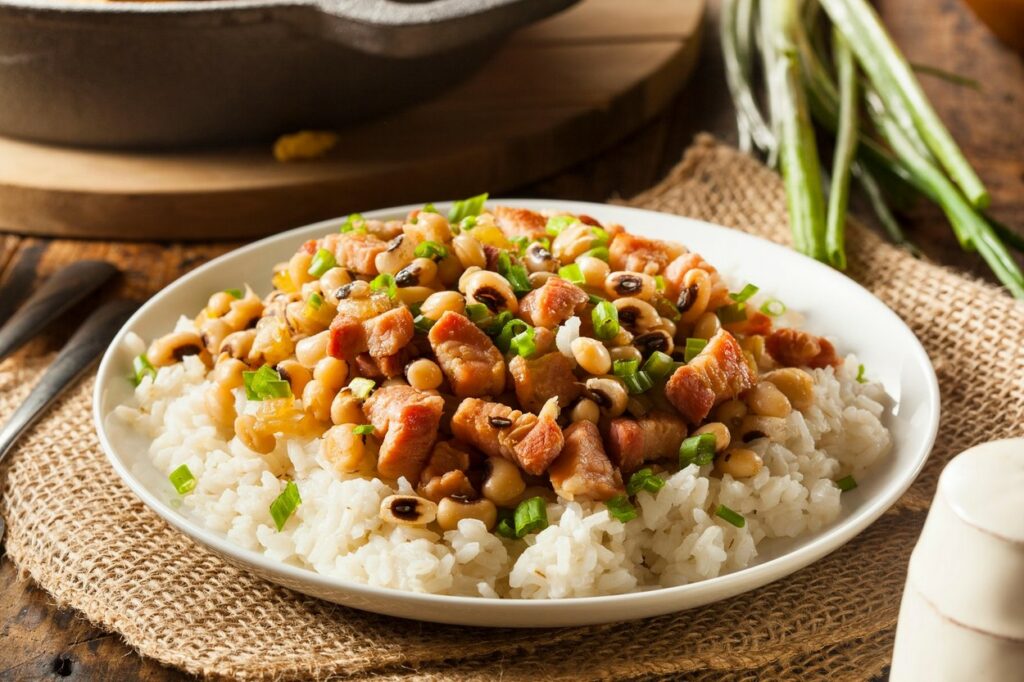 Hoppin John egy nagy fehér tányéron szolgált fel