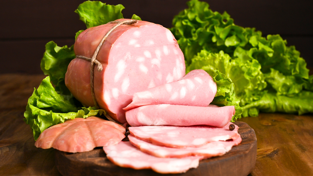 Mortadella néhány szelet salátával