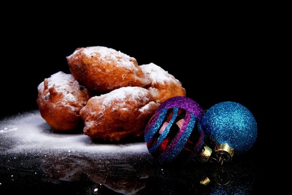 Még több oliebollen süti a kék földgömbök mellett