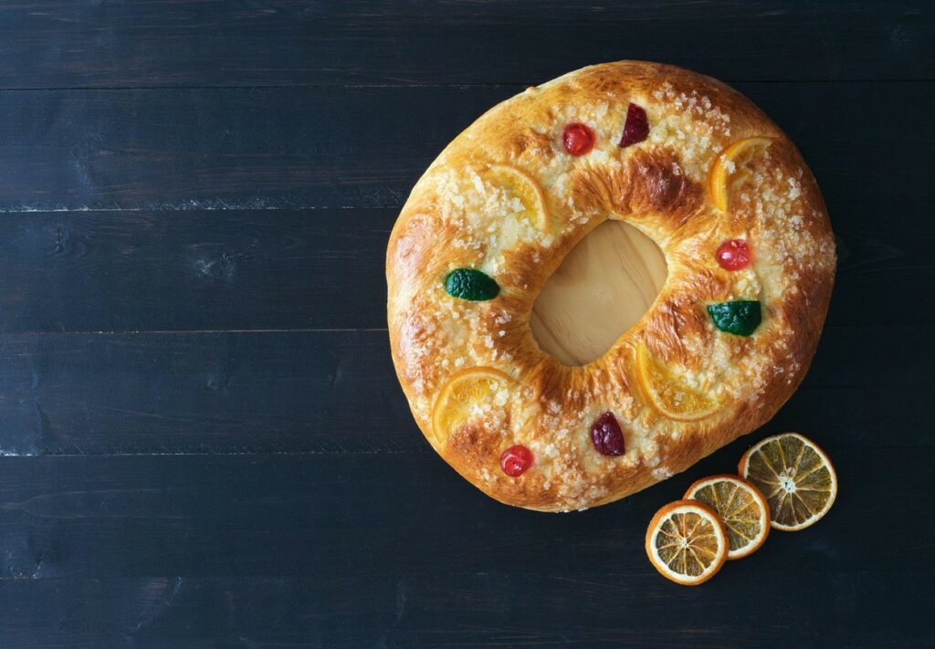 Egy adag roscas de reyes egy nagy fekete pulton ül