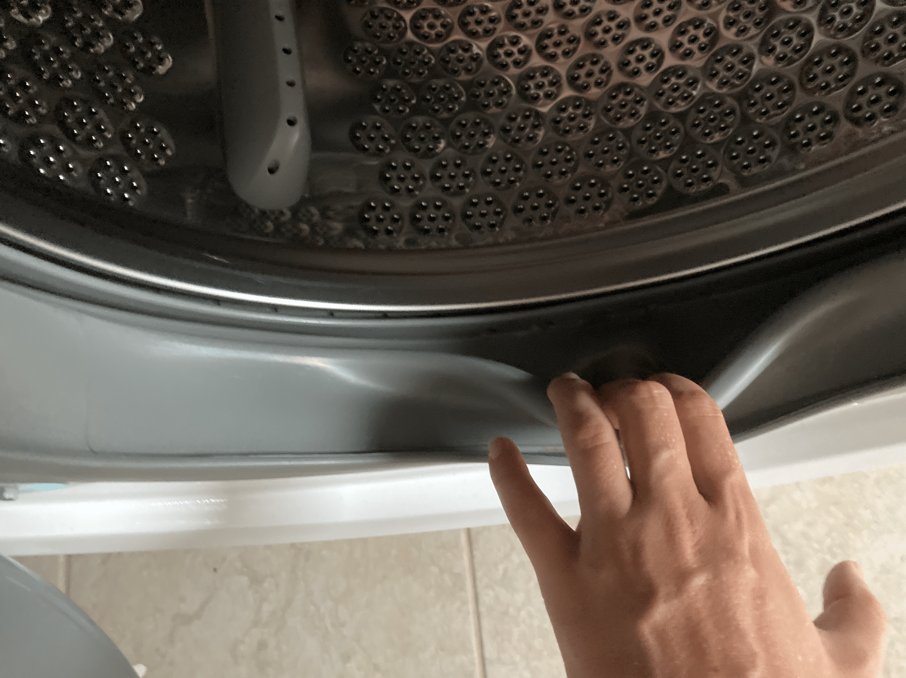 Öntsön fél csészével ebből az oldatból a mosógépbe és szabaduljon meg a vízkőtől: A kellemetlen szag is eltűnik!