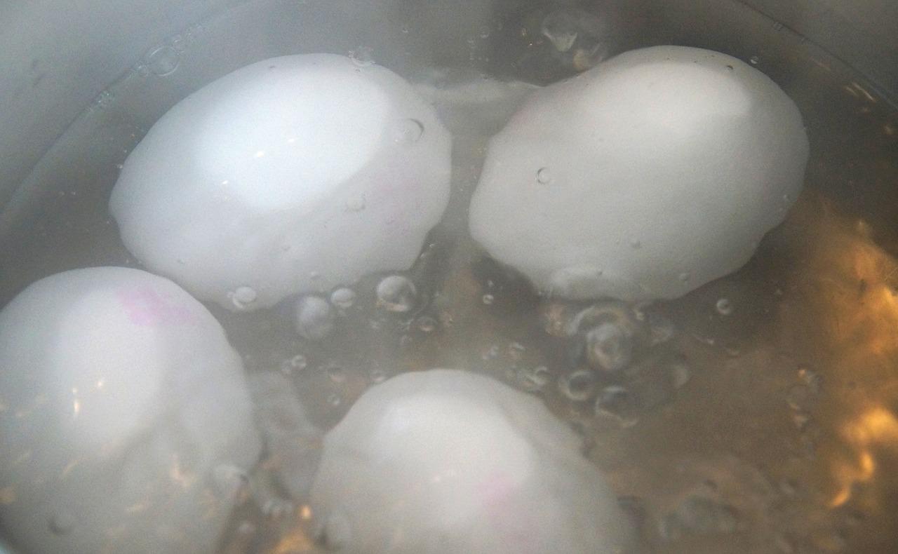 Tanuld meg ezt a ZSeniális trükköt a kemény tojások főzéséhez: Egyszerűen hámozd le a héját HULLADÉK NÉLKÜL!