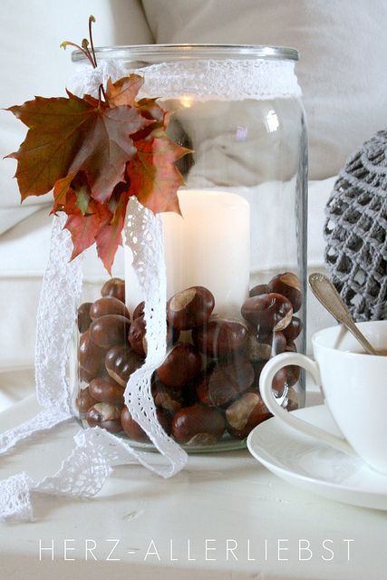 Supersüße herbstliche Decoidee: Kastanien sammeln und ab damit in ein leeres Marmaladenglas. Mit Bändern und blättern dekorieren, vertig! #deko #gyógynövény #diy