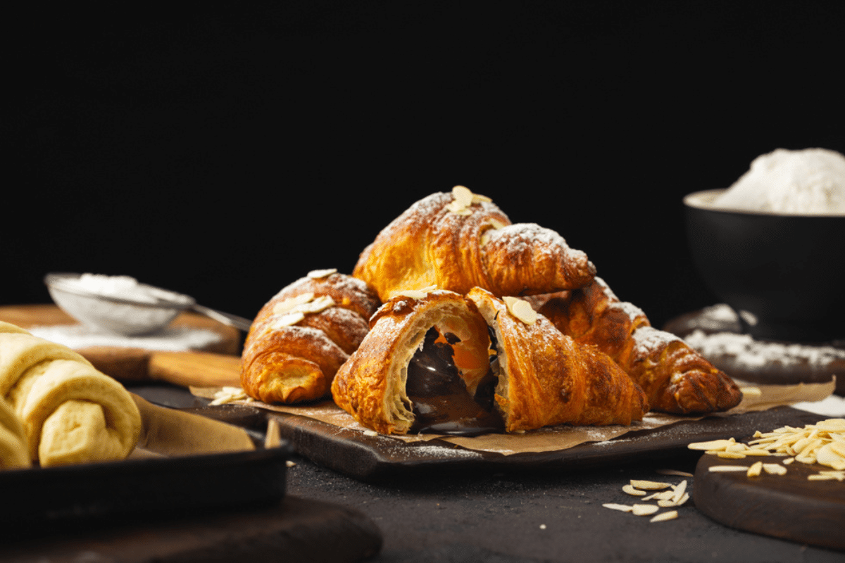 Csokoládé croissant egy fa aprítón tálalva Csokoládé croissant egy fa aprítón tálalva