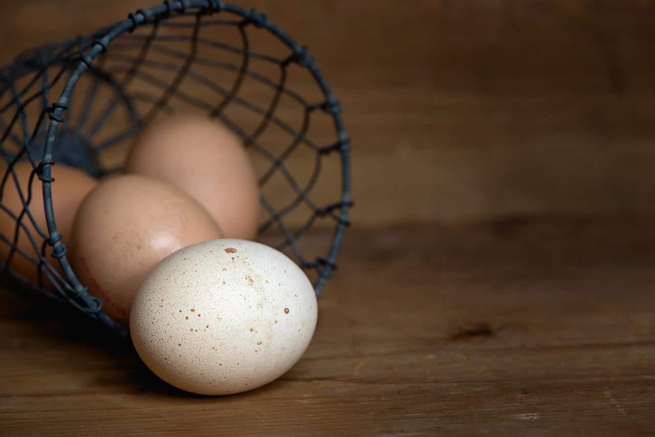 A tojásokat megszórom sóval, és évek óta így csinálom: Ügyes háziasszonyok zseniális trükkje!